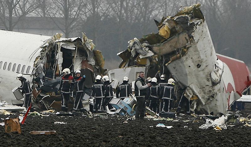 Bomberos junto a avión siniestrado de Turkish Airlines