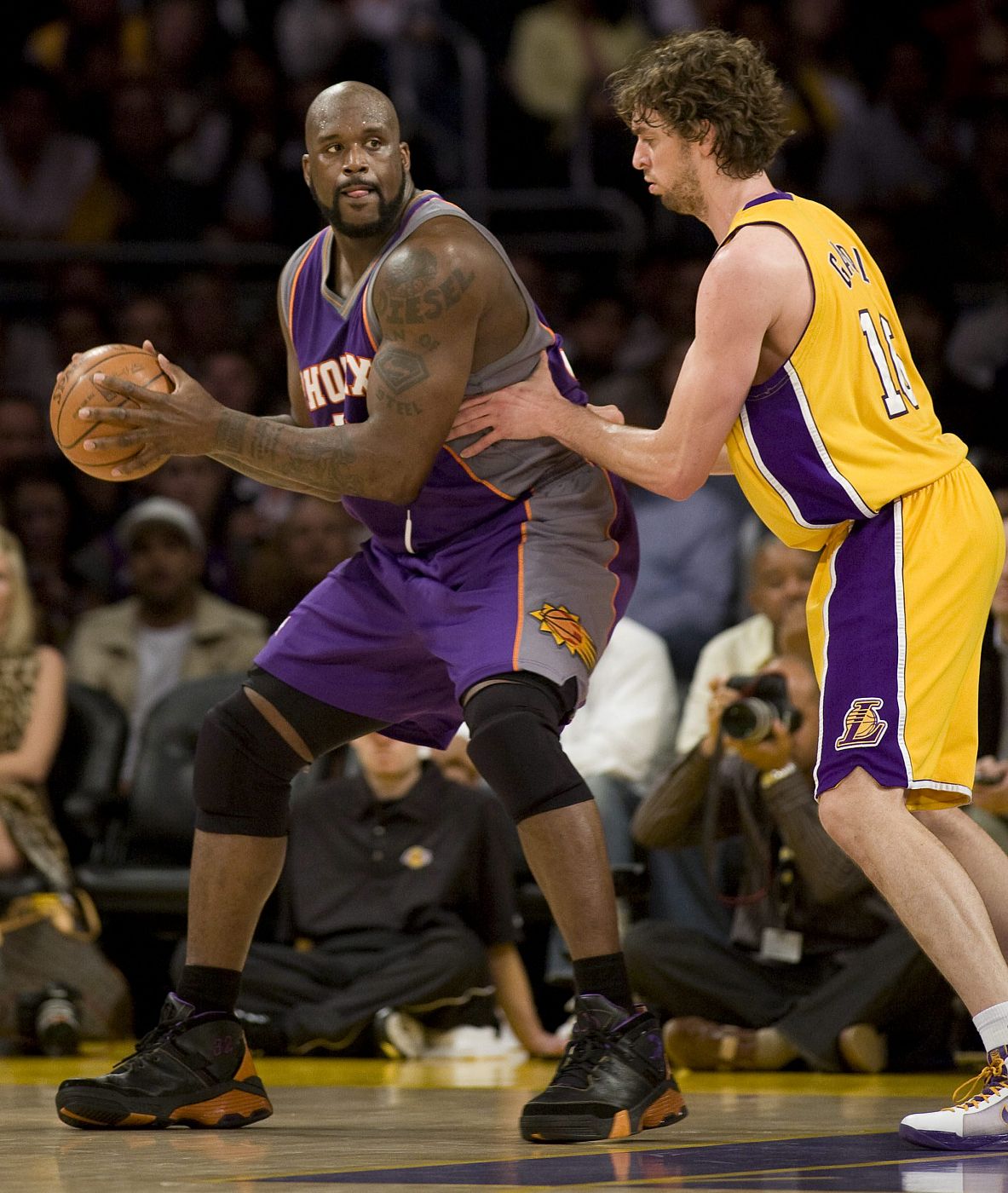 Shaquille O'Neal (i) es bloqueado por Pau Gasol.