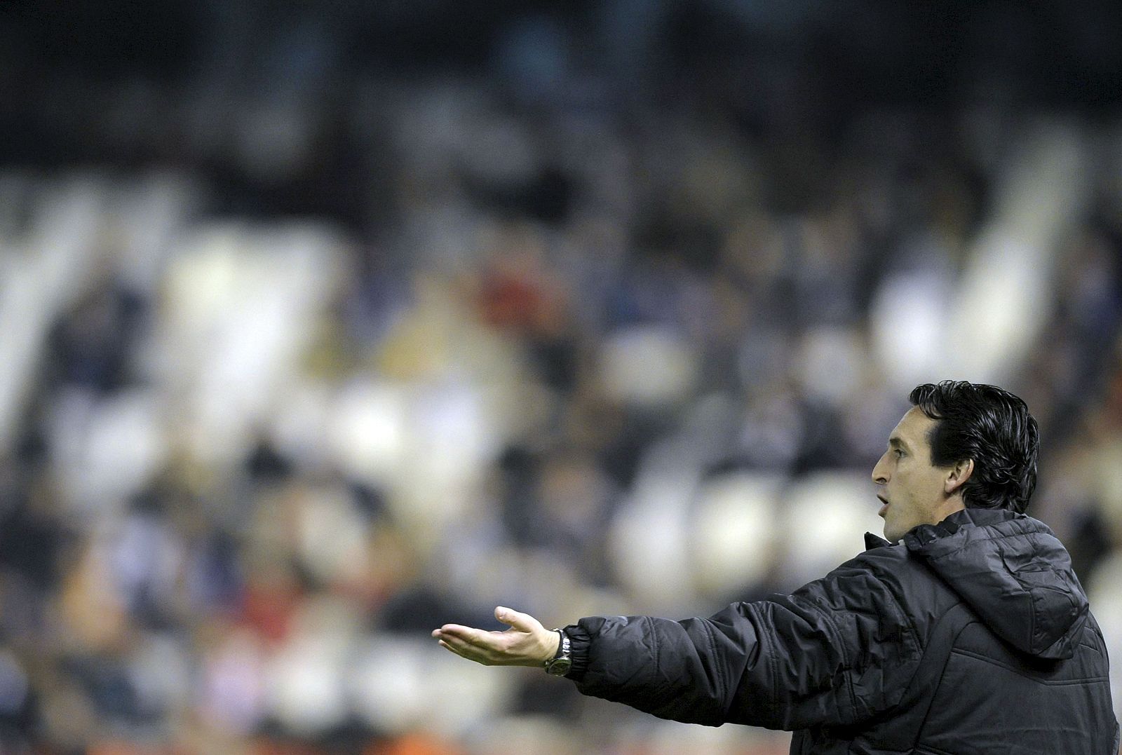 Unai Emery dando instrucciones desde la banda en el partido ante el Dinamo