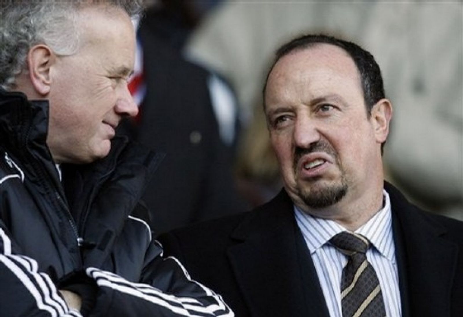 El jefe ejecutivo del Liverpool, Rick Parry, dialoga con el entrenador Rafa Benítez.