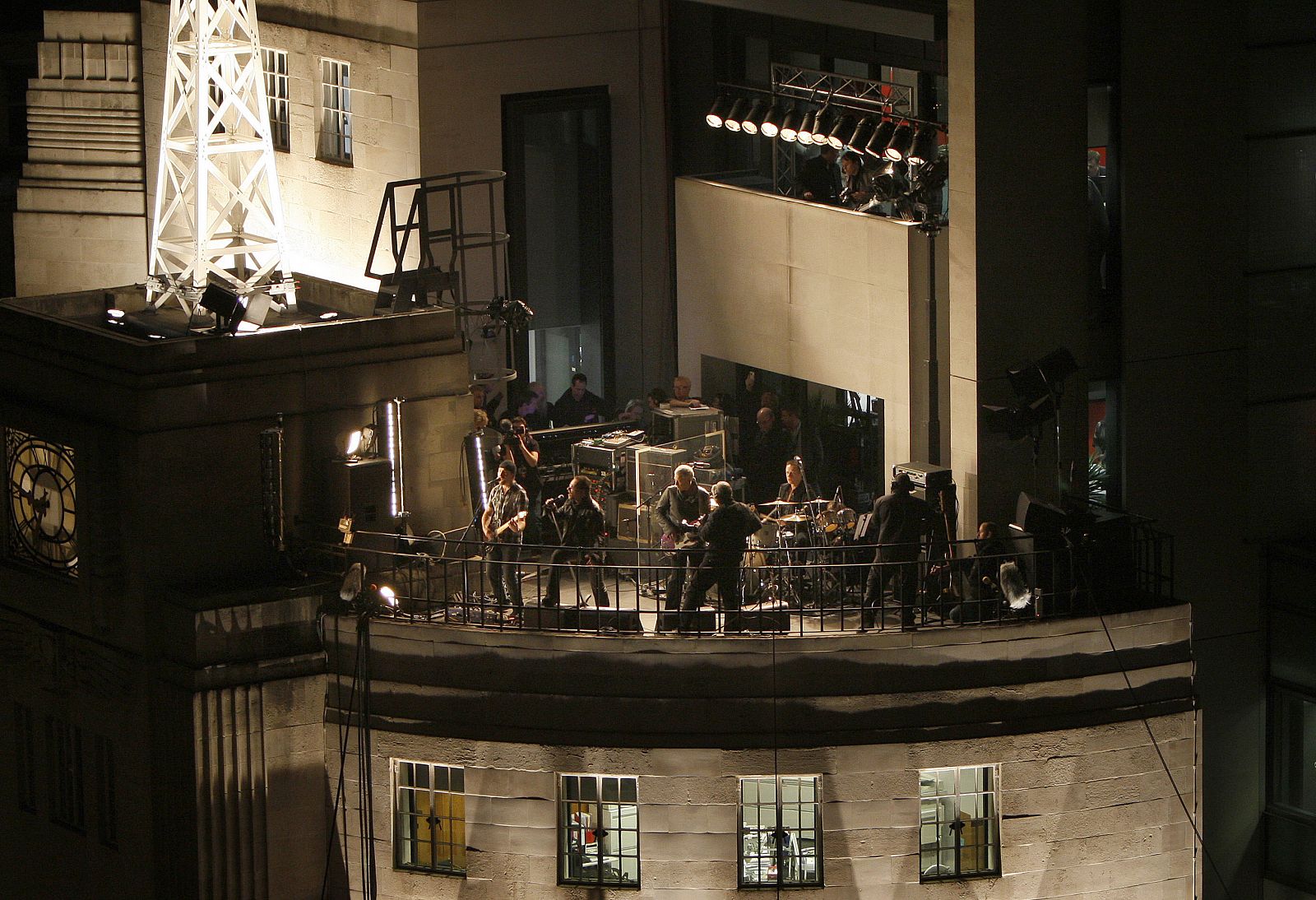 Los miembros de U2 actúan sobre el edificio de la BBC.