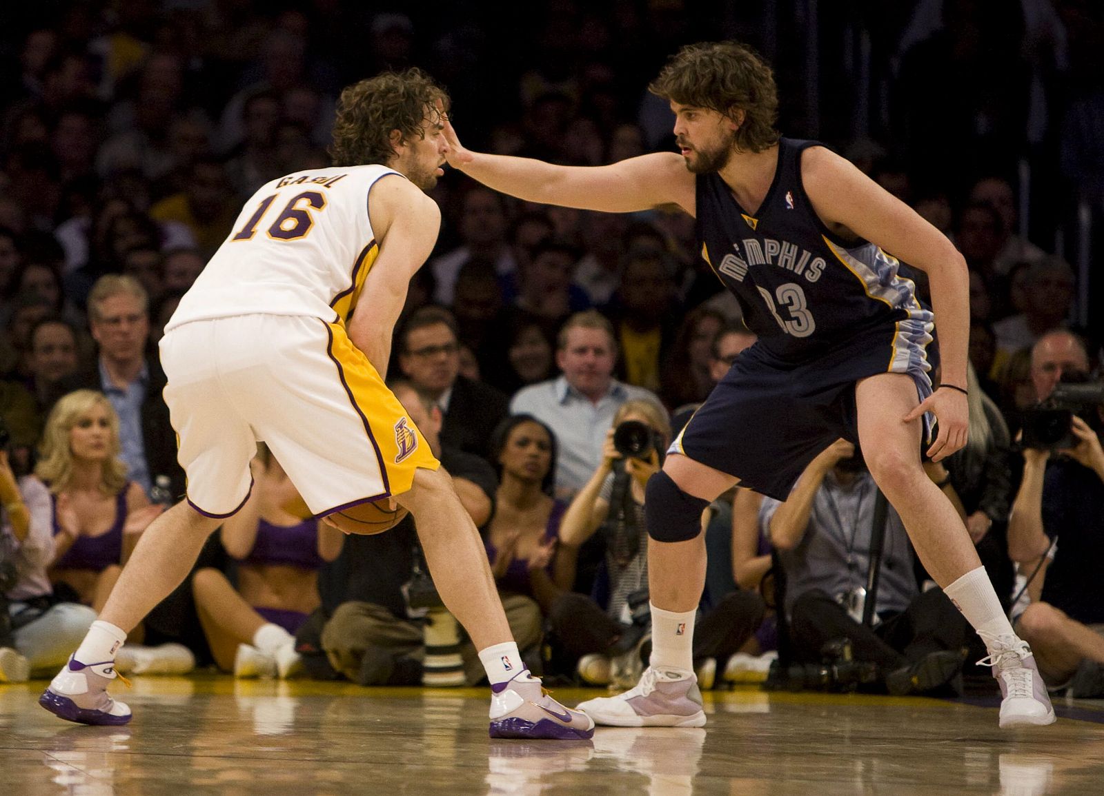 El jugador de los Grizzlies Marc Gasol (d) trata de bloquear a su hermano Pau (i), de los Lakers.