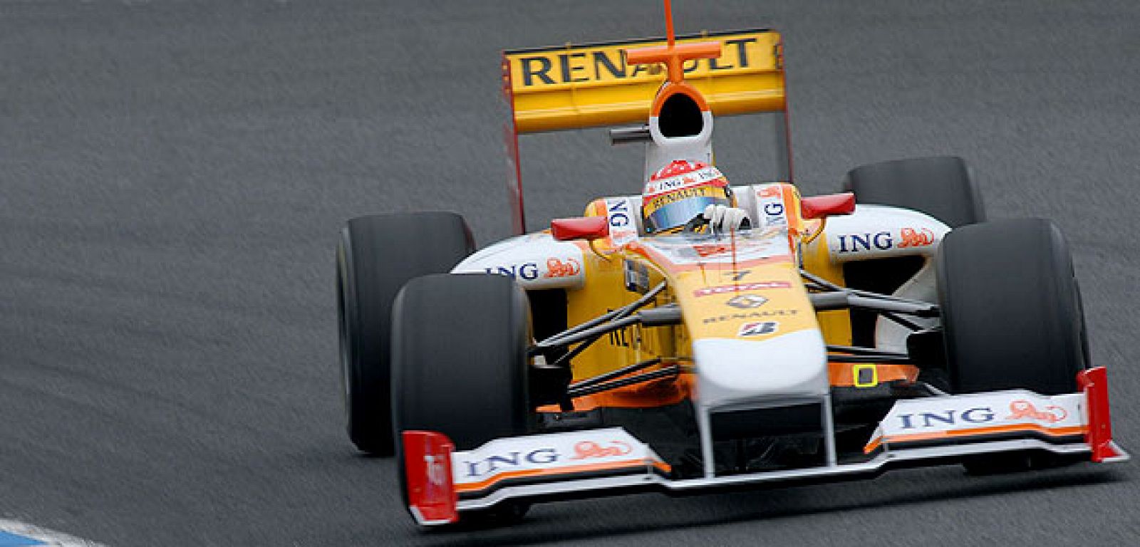 Fernando Alonso a bordo de su monoplaza durante los entrenaminetos de Jerez.