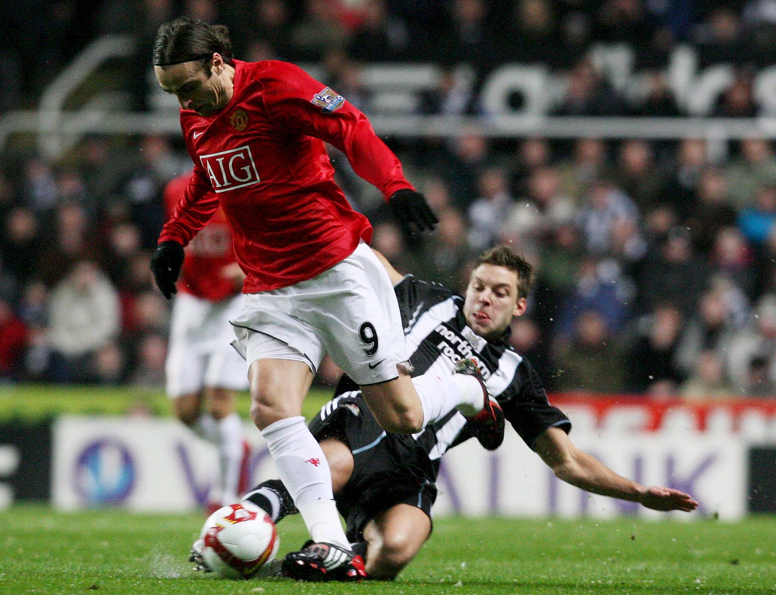 Alan Smith (atrás) del Newcastle lucha por el balón Dimitar Berbatov (delante) del Manchester United.