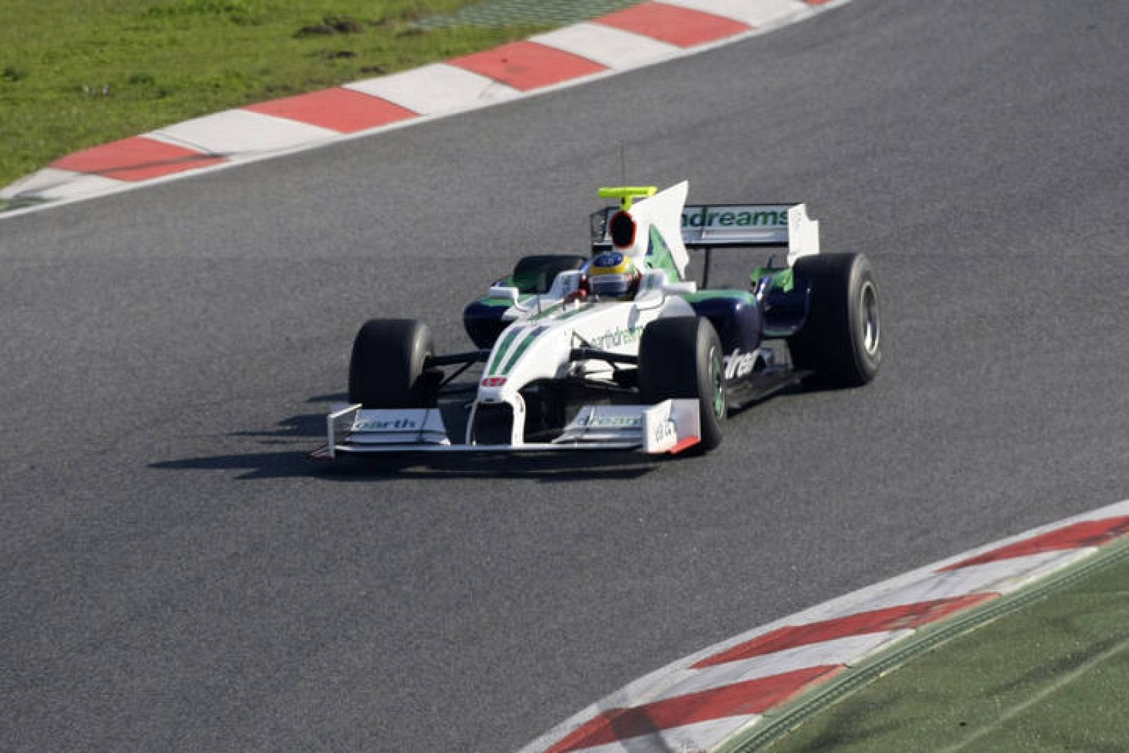 Bruno Senna, piloto probador de Honda, durante un entrenamiento en el circuito de Montmeló.