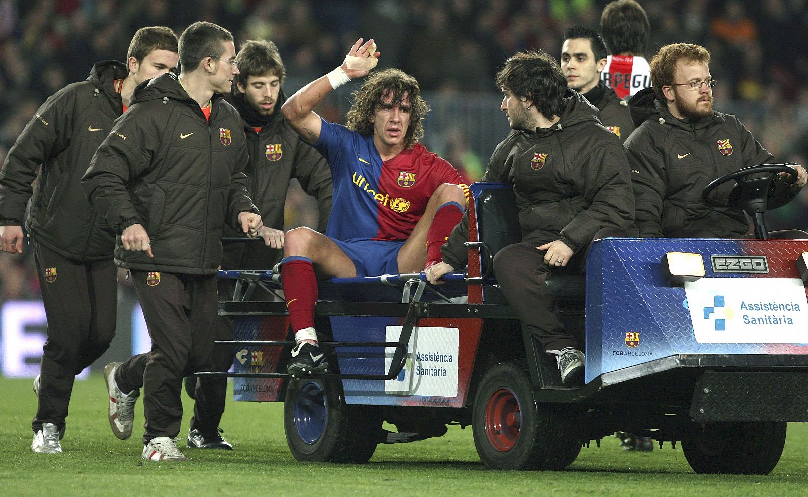 El defensa del FC Barcelona Carlos Puyol se retira lesionado del terreno de juego.