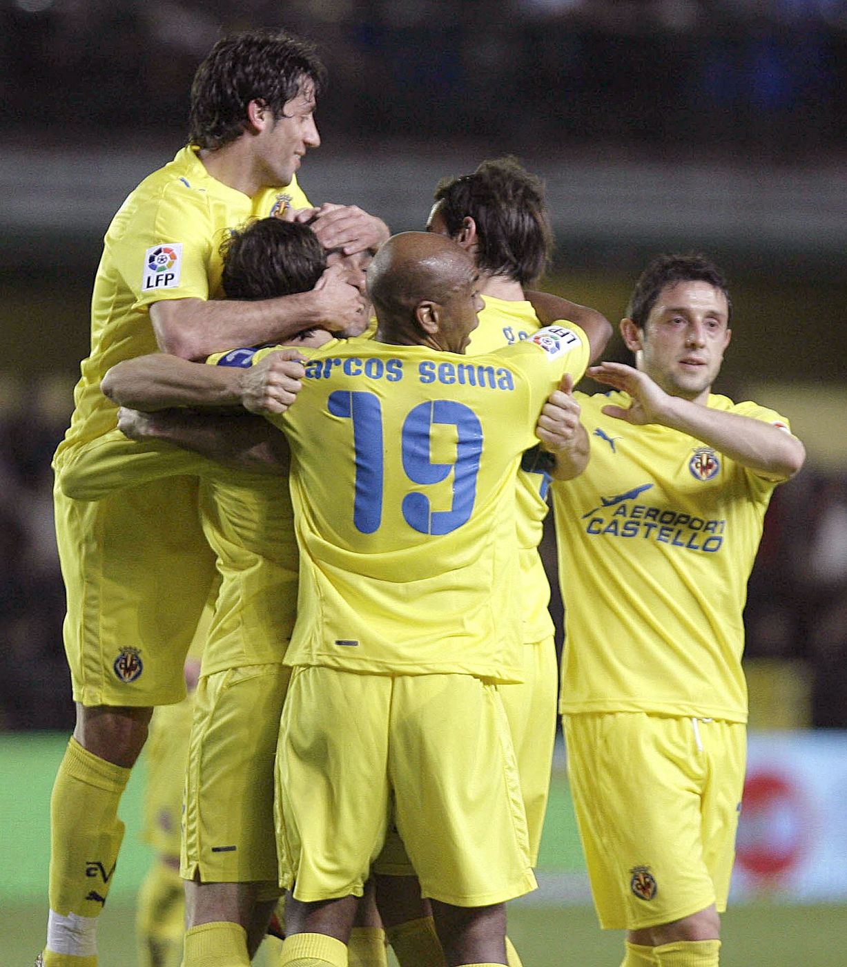 Los jugadores del Villarreal celebran el primer gol del equipo amarillo ante el Espanyol.