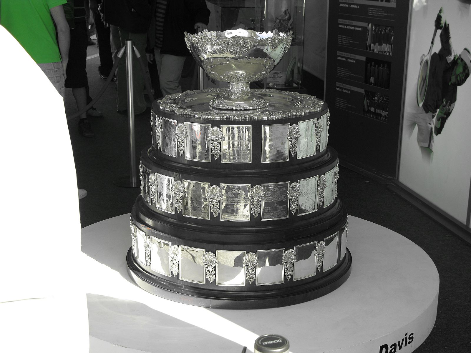 Esta es la 'ensaladera', el codiciado trofeo que acredita al campeón de la Copa Davis y que este año exhibe con orgullo el equipo español.