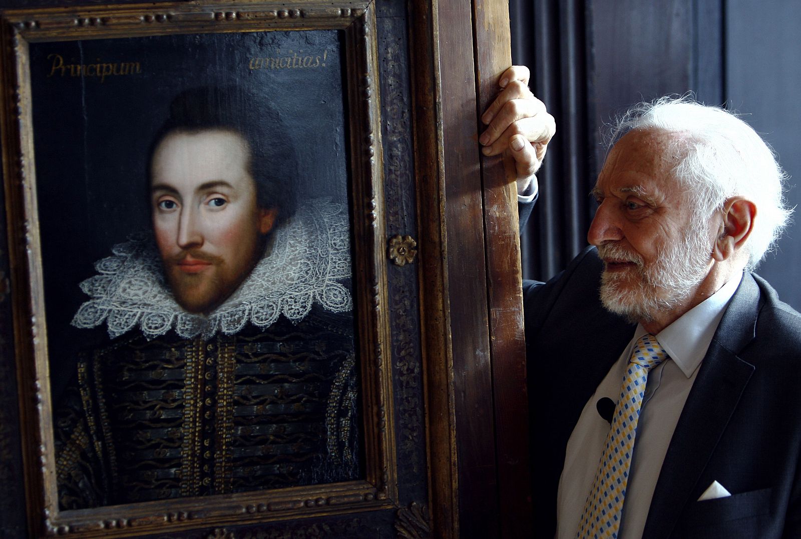 El profesor Stanley Wells posa con el nuevo retrato de Shakespeare, el único que se cree que fue realizado en vida.