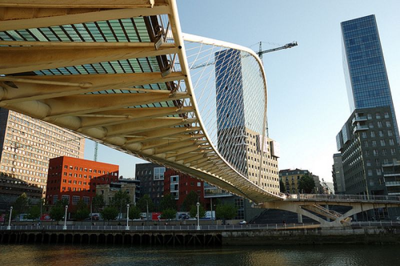 Imagen de la pasarela Zubi Zuri, que comunica las dos orillas de la Ría en Bilbao.