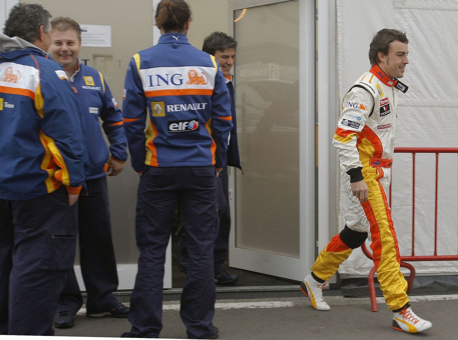 Alonso se dirige al box de Renault en el circuito de Montmeló.