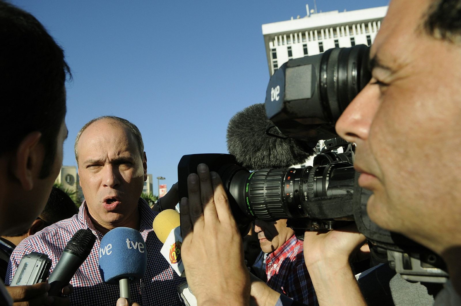 Rodrigo Ávila (45 años) candidato presidencial de ARENA, atiende a la prensa durante la campaña electoral.