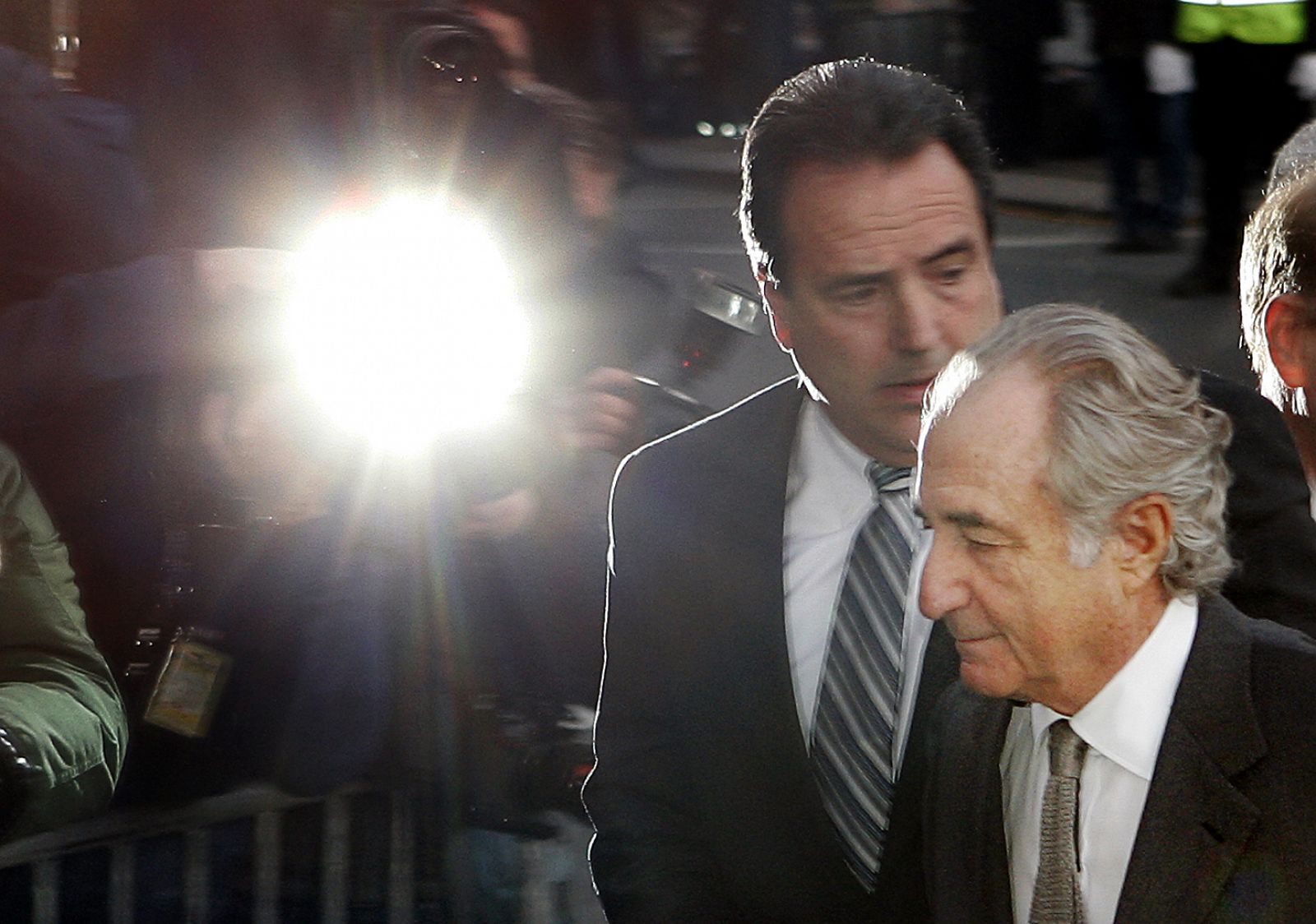 Madoff, a la entrada en la corte de Manhattan en la que se ha declarado culpable.