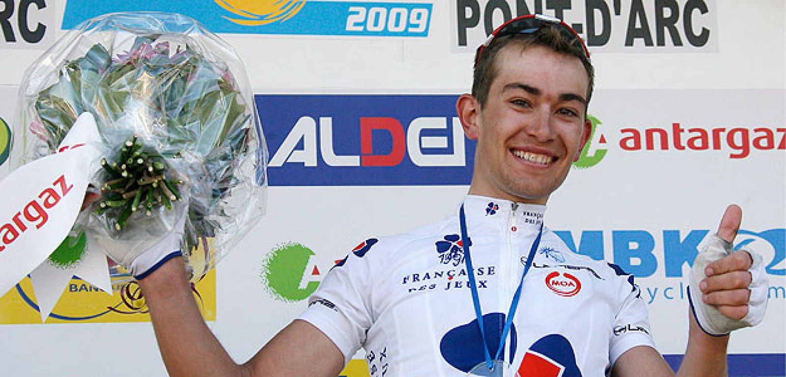 Jeremy Roy del equipo Francaise des Jeux celebra en el podio tras ganar la quinta etapa.