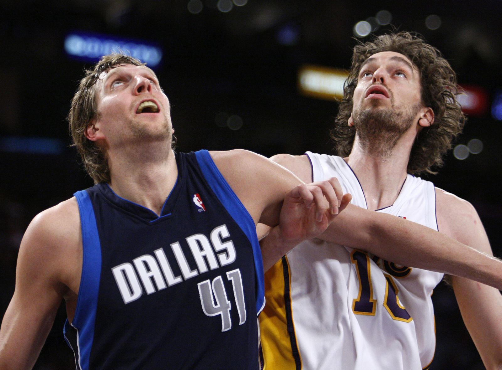 Gasol y Nowitzki luchan por un rebote en el partido disputado en Los Angeles.