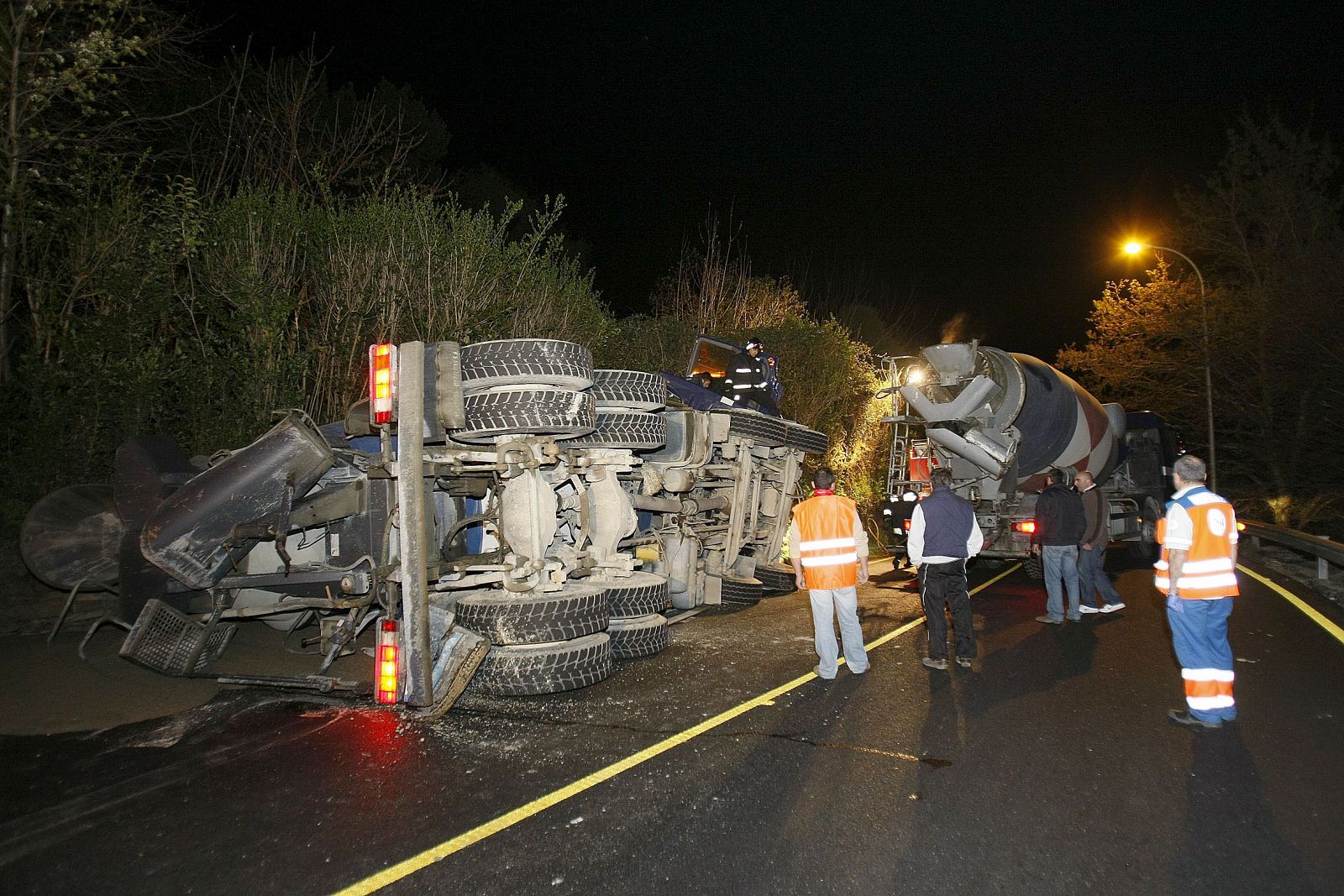 Así quedó un camión tras un accidente en Pontevedra. Los bomberos tardaron dos horas en rescatar al conductor.
