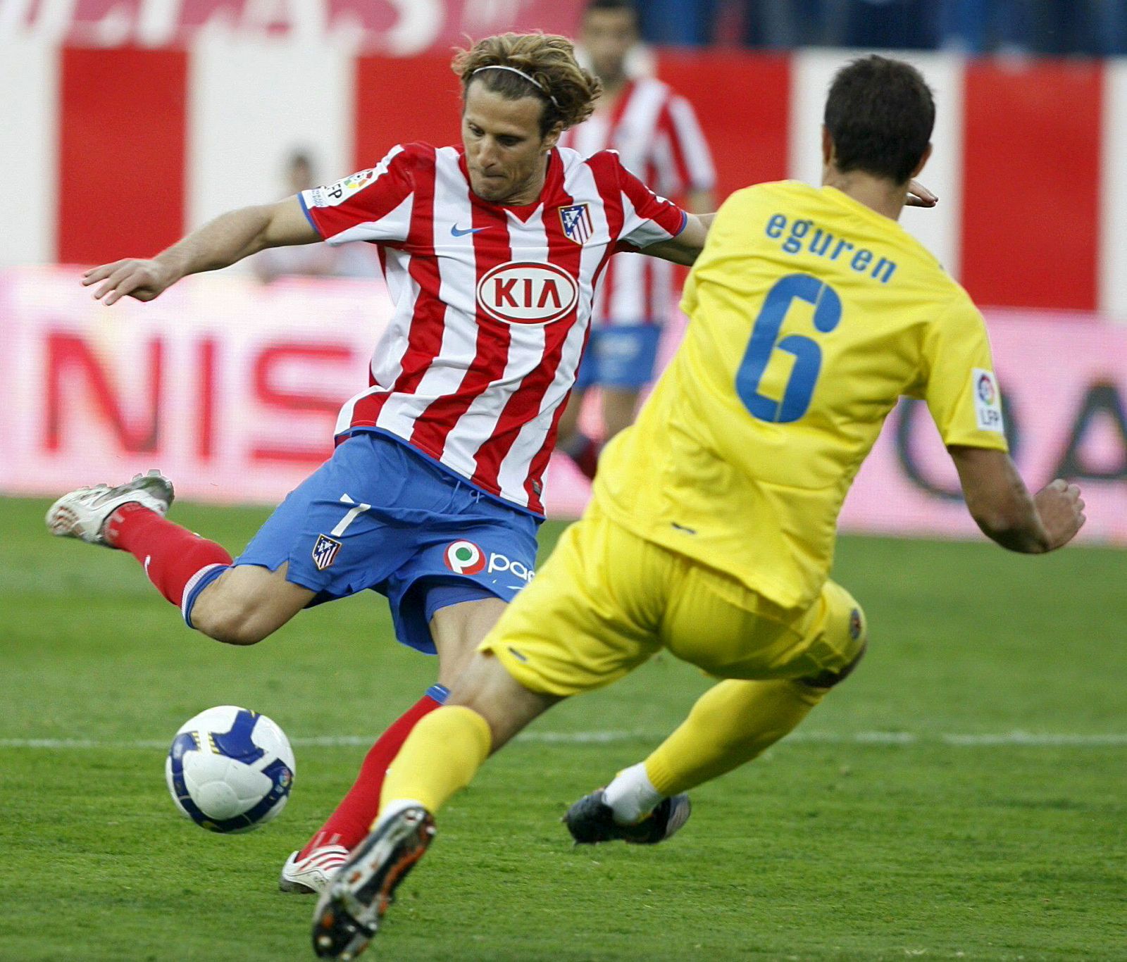 El delantero uruguayo del Atlético de Madrid, Diego Forlán, se dispone a lanzar a puerta ante su compatriota del Villarreal Sebastián Eguren.