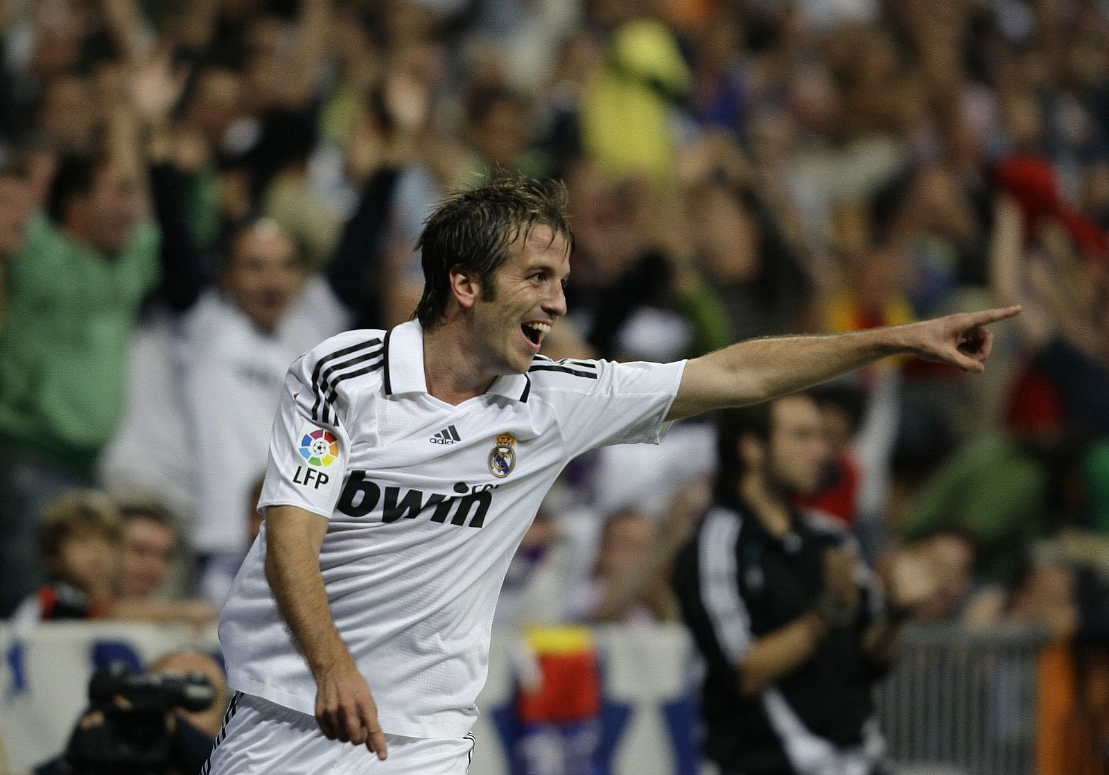 Rafael Van der Vaart es optimista y cree que el Madrid remontará la diferencia con el Barça.