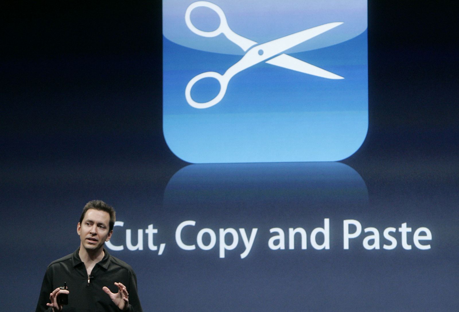 El vicepresidente de Software de Apple, Scott Forstall, presenta las novedades del iPhone OS 3.0 en el campus de la empresa en Cupertino (California).