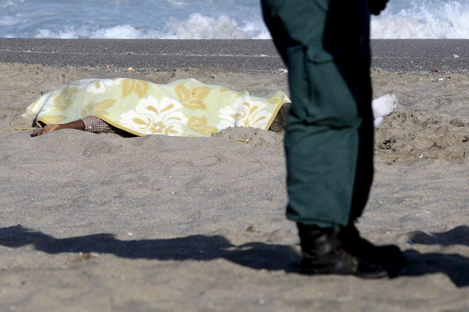 HALLAN EL CADÁVER DE UN INMIGRANTE EN UNA PLAYA DE LA LÍNEA (CÁDIZ)