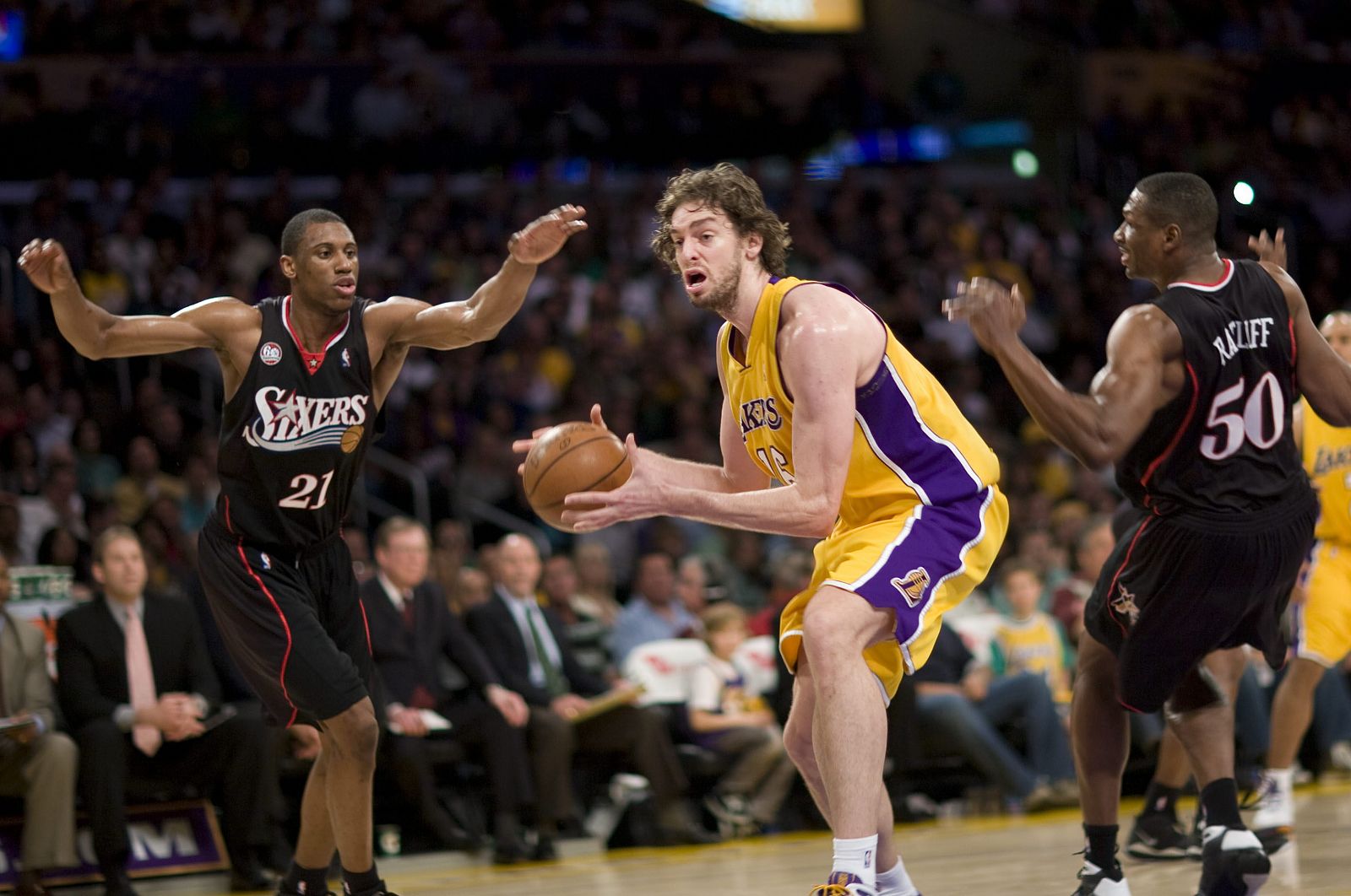 Pau Gasol en acción ante la marca de Thaddeus Young y Theo Riff de los 76ers de Filadelfia.