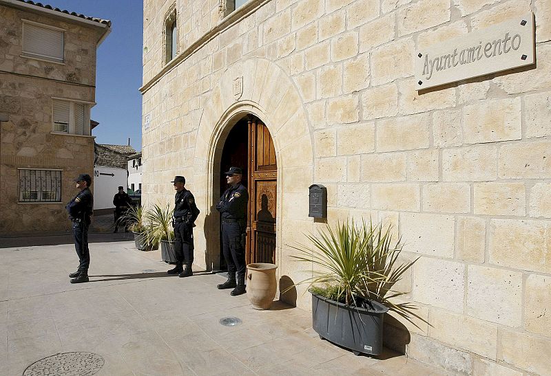 Agentes de la Policía Nacional custodian el Ayuntamiento de La Muela, cuya alcaldesa ha sido detenida.