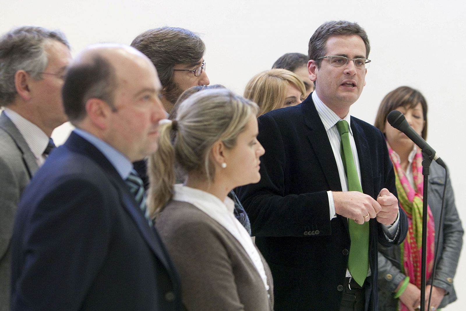 El presidente del PP del País Vasco, Antonio Basagoiti, junto a sus compañeros de grupo, se dirige a los medios de comunicación tras acreditarse ante la Cámara.