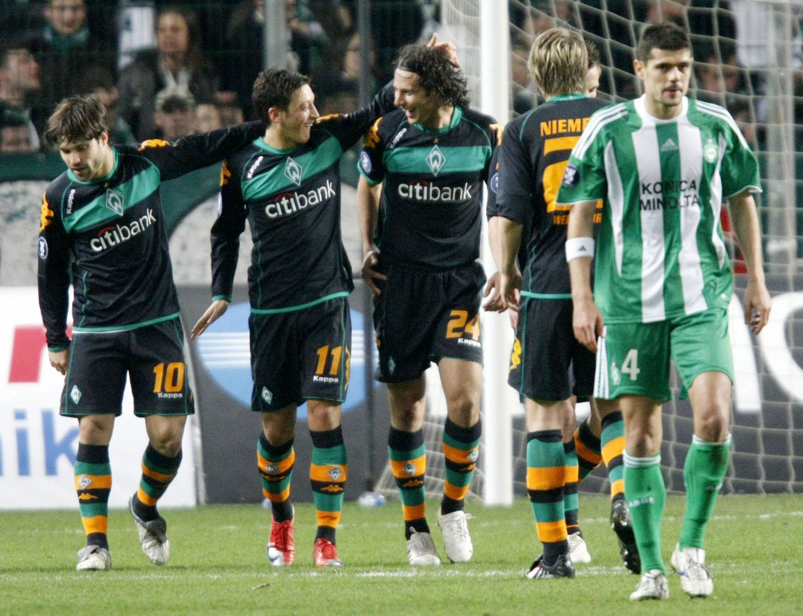 Claudio Pizarro del Werder Bremen celebra el gol marcado frenta al St Etienne.