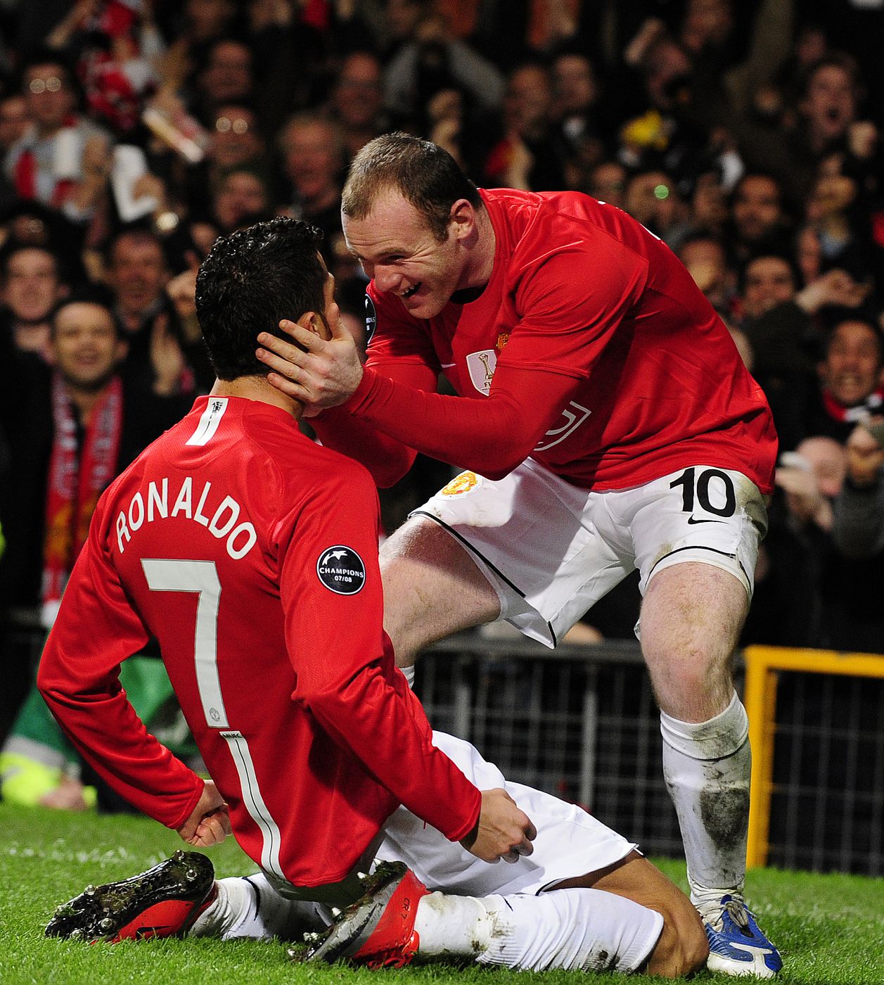 Los jugadores del Manchester United, Cristiano Ronaldo y Wayne Rooney, celebran un gol marcado al Milan.