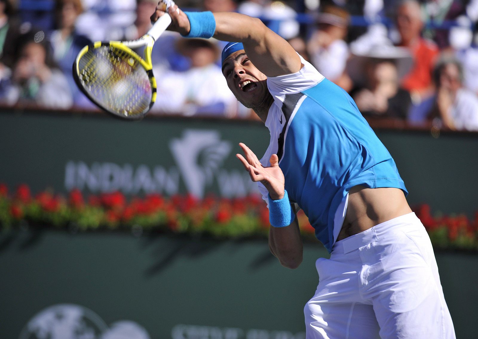 El tenista español Rafael Nadal realiza un servicio ante el británico Andy Murray.