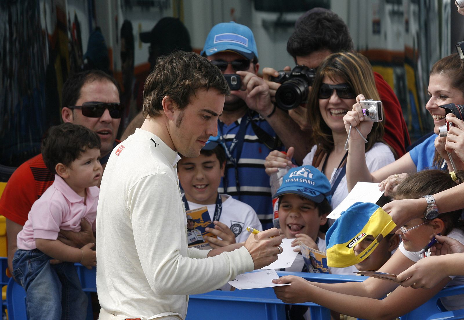 Fernando Alonso firma autógrafos a los aficionados en el circuito de Jerez.