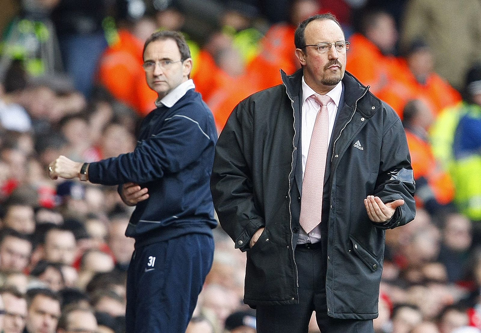 Rafa Benítez da instrucciones a sus jugadores en el partido ante el Aston Villa.