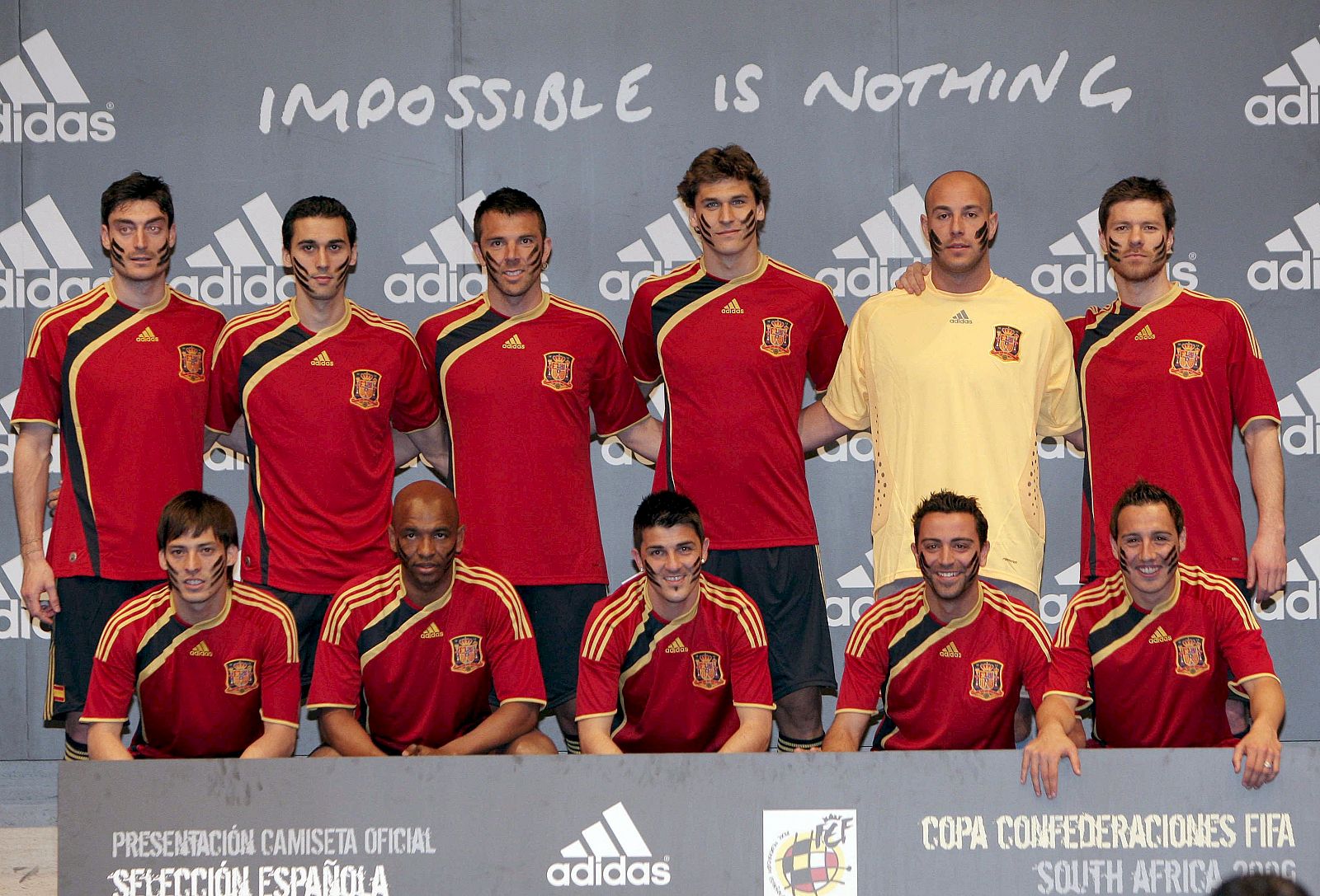 Los jugadores de la selección española posan con la equipación que llevarán en la Copa Confederaciones.