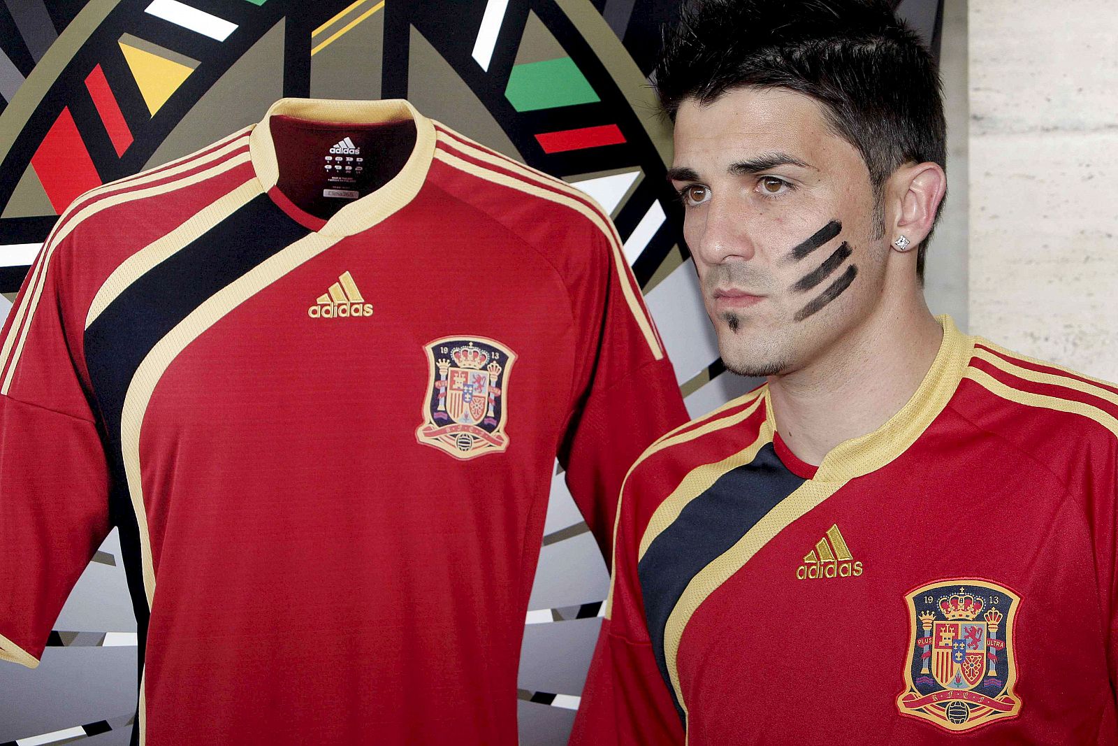 La concentración de la selección española en Las Rozas ha servido para presentar el nuevo rostro de la selección, con la camiseta que lucirá España en la Copa Confederaciones.