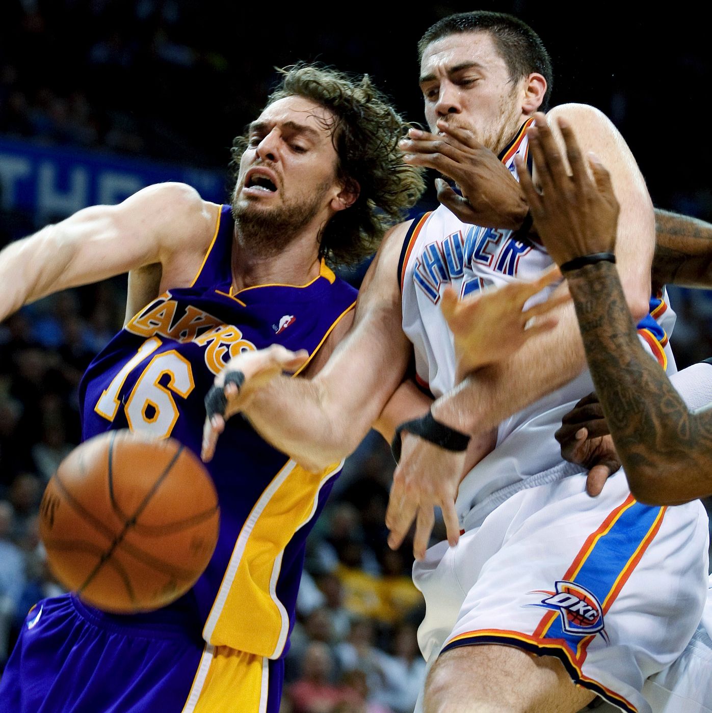 Pau Gasol 'lucha' con Nick Collison de los Thunders para conseguir el control del balón.