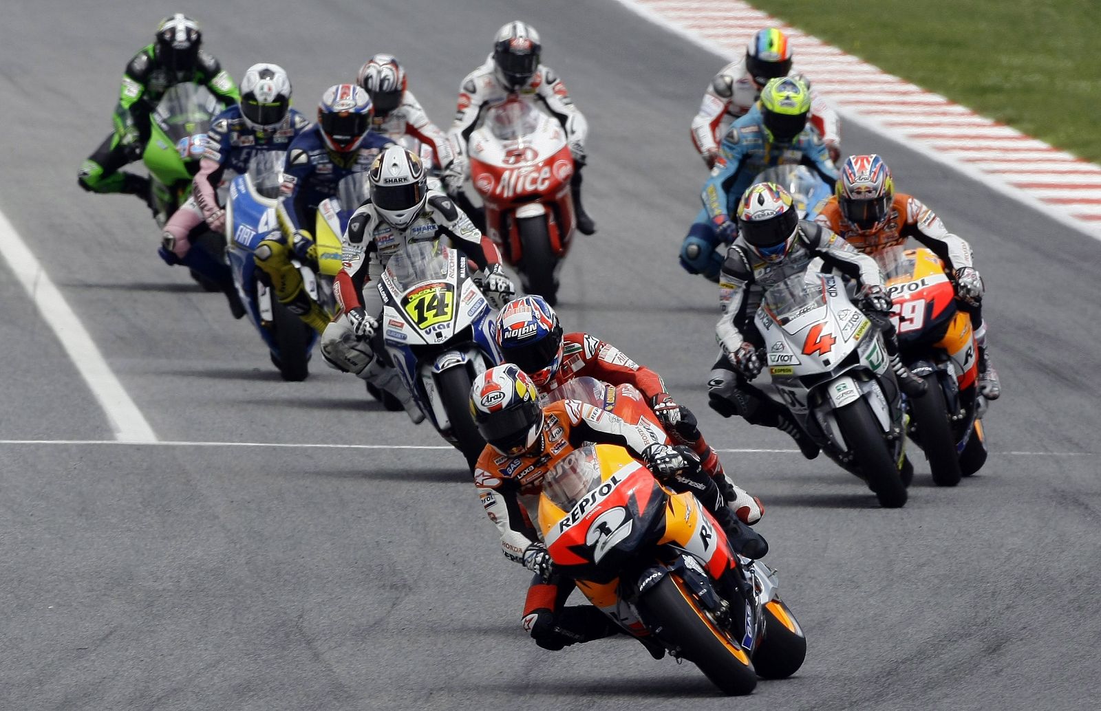 Dani Pedrosa lidera el grupo antes de tomar la primera curva en el circuito de Montmeló.