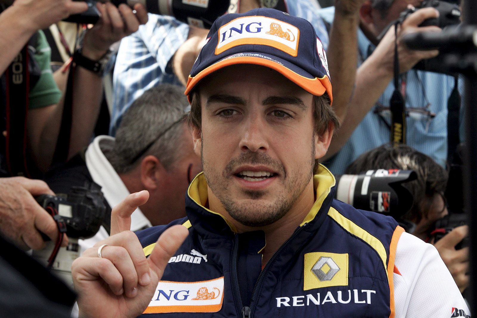 Fernando Alonso habla con los medios a su llegada al circuito de Albert Park en Melbourne.