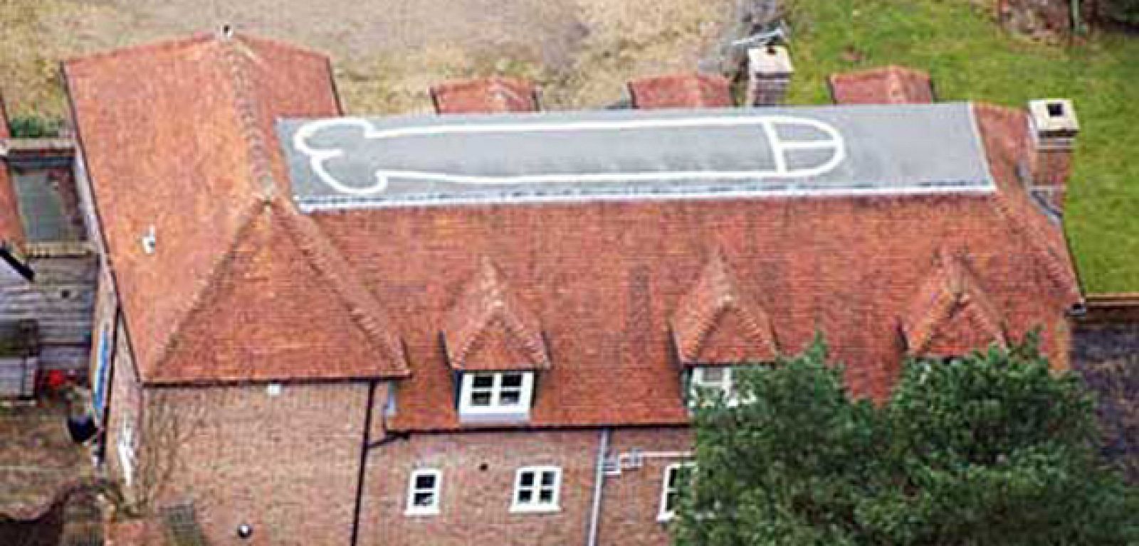El tejado de la familia McInnes luce un pene gigante que pintó el joven Rory para que lo pudieran ver los internautas a través de Google Maps.
