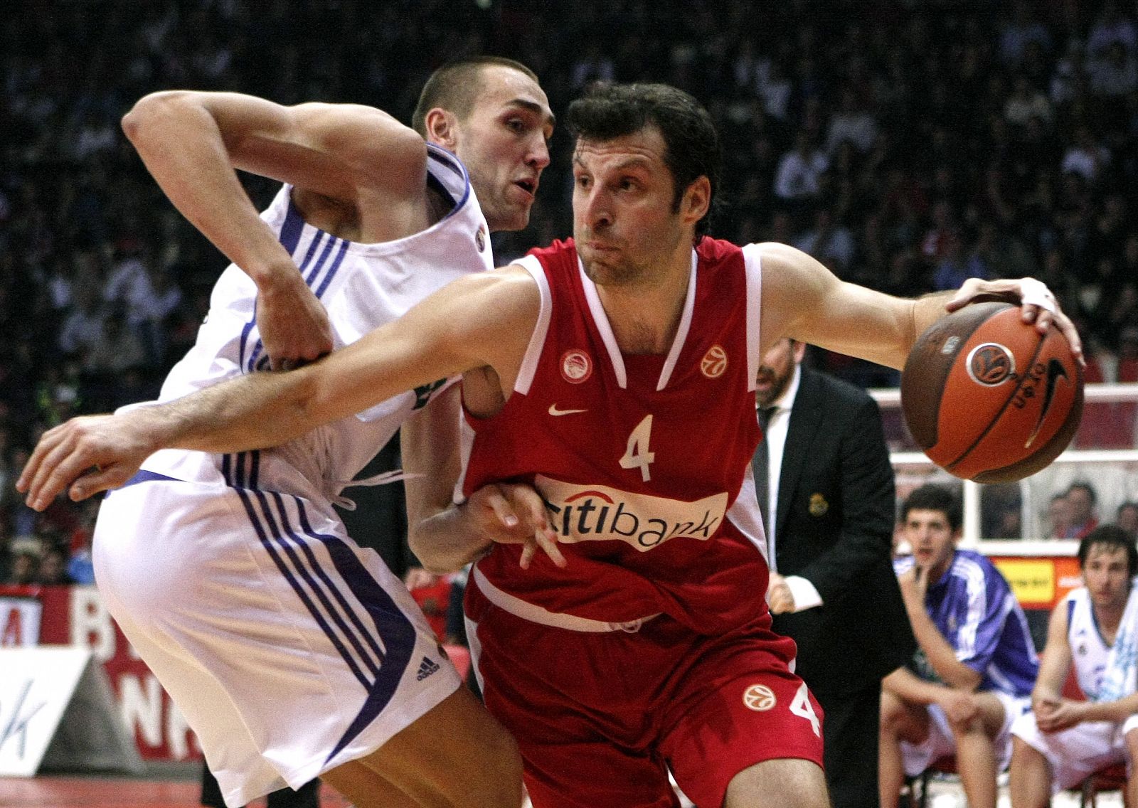 El jugador del Olympiakos, Thodoris Papaloukas, conduce el balón ante el madridista Alex Hervelle.