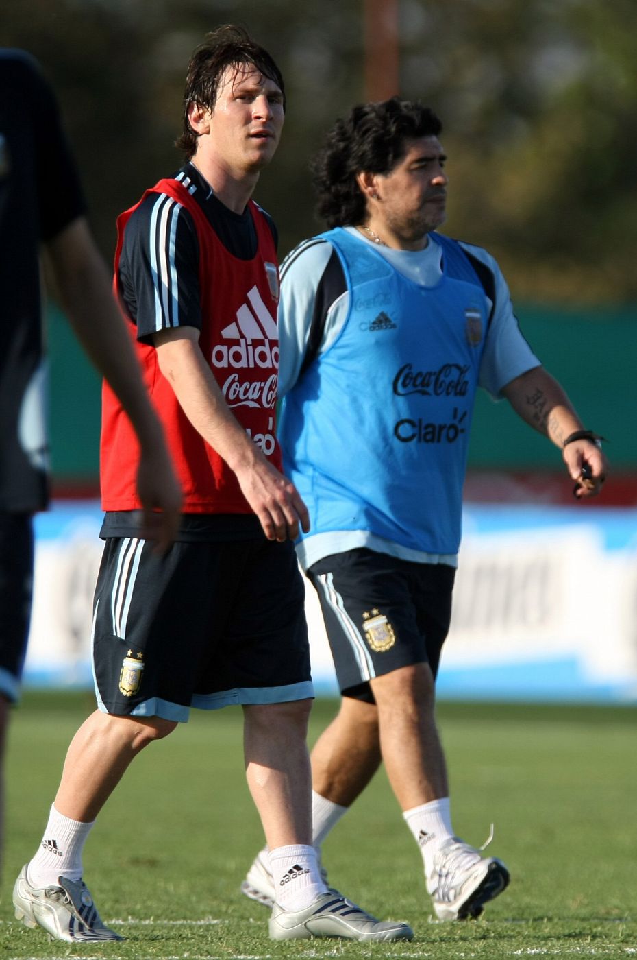 El futbolista Lionel Messi participa en un entrenamiento de la selección argentina de fútbol, junto al entrenador Diego Maradona.