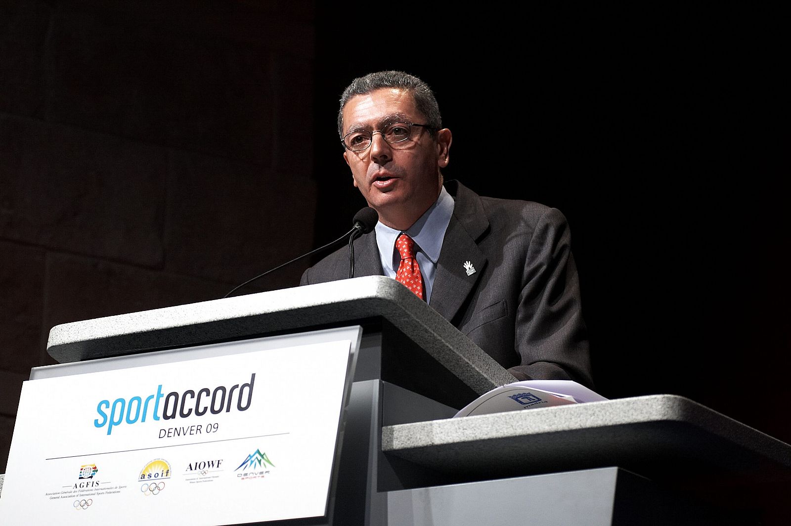 Alberto Ruiz-Gallardón habla durante la exposición de la candidatura olímpica Madrid 2016 en el marco del seminario deportivo Sportaccord en Denver.