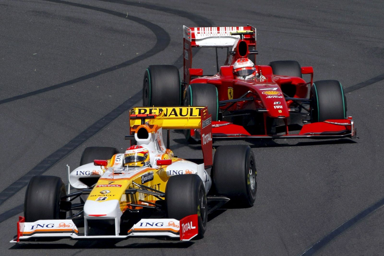 Fernando Alonso, de Renault, seguido del finlandés Kimi Raikkonen, de Ferrari, en la primera sesión de entrenamientos libres en el circuito Albert Park.