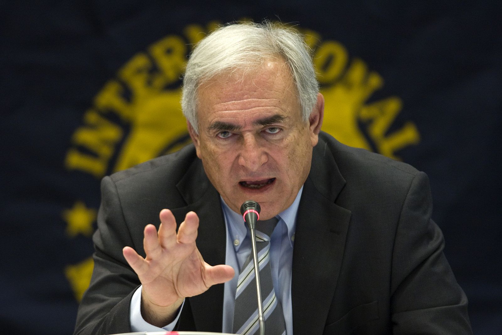 Strauss-Kahn, director gerente del FMI, durante una conferencia prensa en Paris.