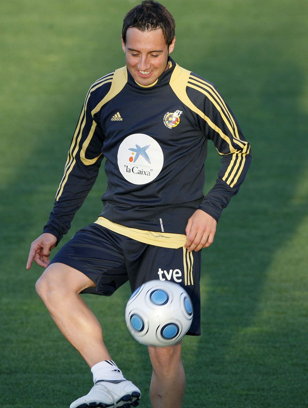 El centrocampista del Villarreal Santi Cazorla da toques a un balón durante un entrenamiento.