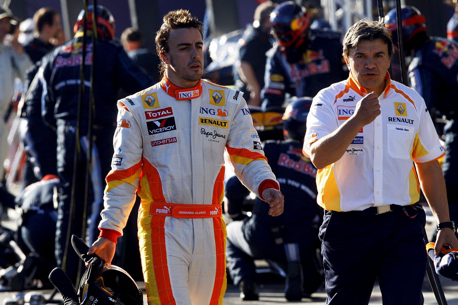 Fernando Alonso de la escuderia Renault camina por el paddock durante la última sesión de entrenamientos.