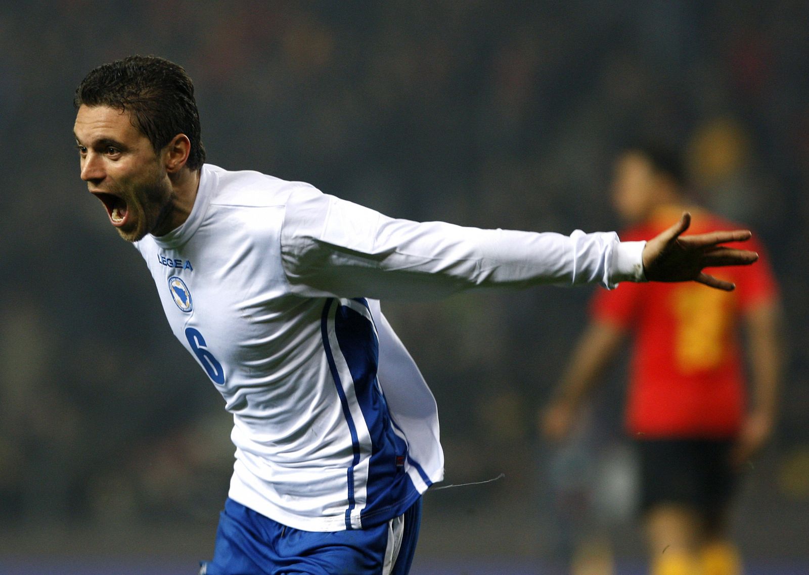 El jugador bosnio Jahic celebra un gol marcado ante Bélgica.