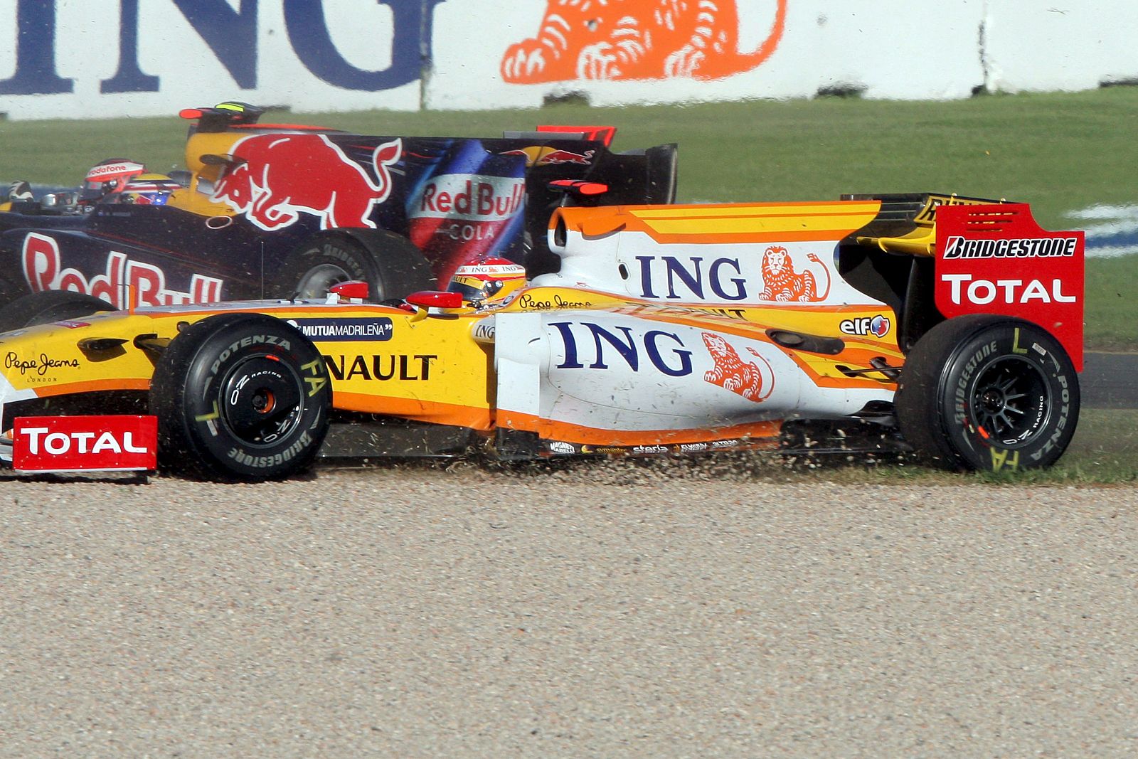 El piloto español Fernando Alonso (Renault), choca tras el inicio del Gran Premio de Australia.