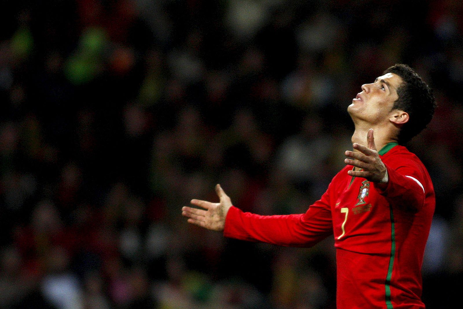 El jugador Cristiano Ronaldo de Portugal muestra su decepción al terminar el partido 0 - 0 contra Suecia.