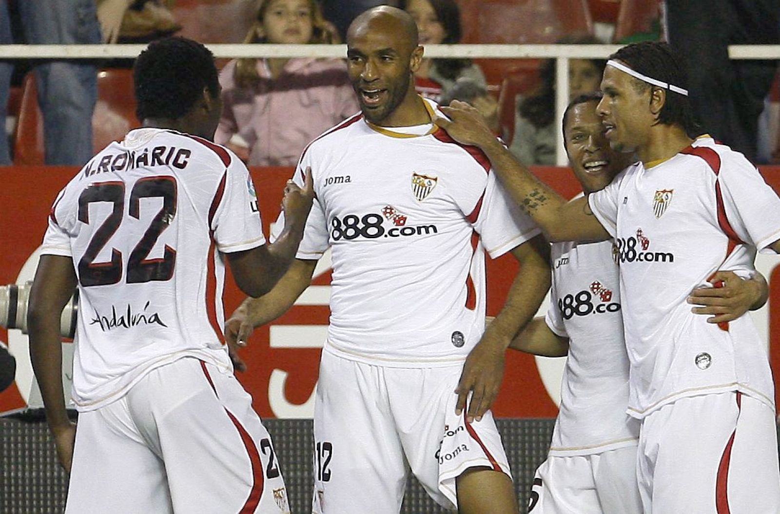 El delantero malí del Sevilla Frédéric Kanouté celebra con sus compañeros un gol de su equipo ante el Valladolid.