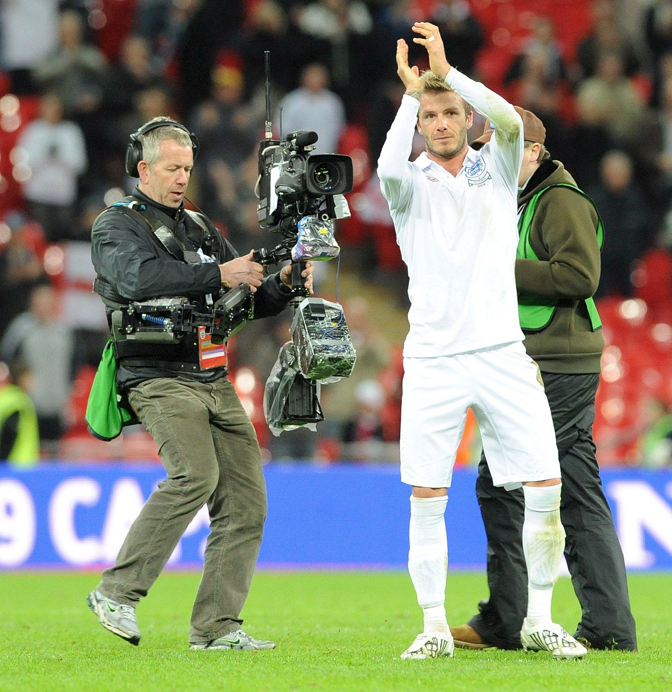 DAVID BECKHAM CELEBRA TRAS CONVERTIRSE EN EL JUGADOR INGLÉS CON MÁS PARTIDOS DISPUTADOS CON SU SELECCIÓN CON 109 PRESENTACIONES